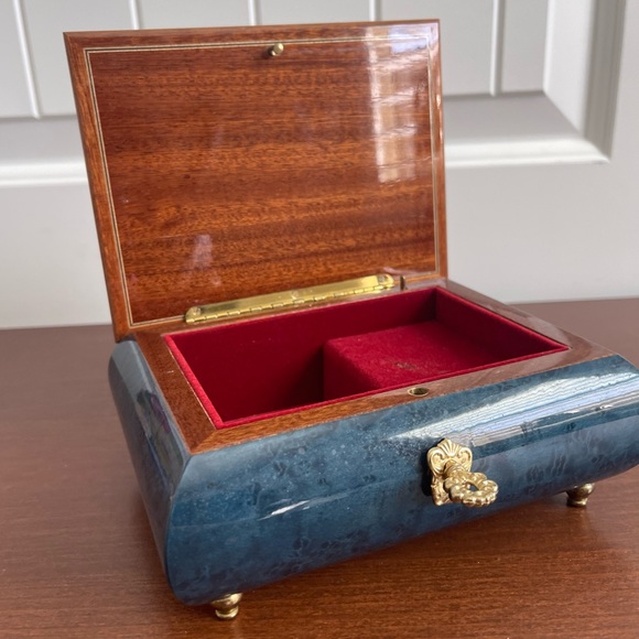 Traditional Italian Floral Fruit Wood Blue Swiss Musical Keepsake - Picture 3 of 9